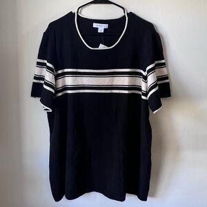 Short sleeve, light weight sweater top
Liz Claiborne size 2x
